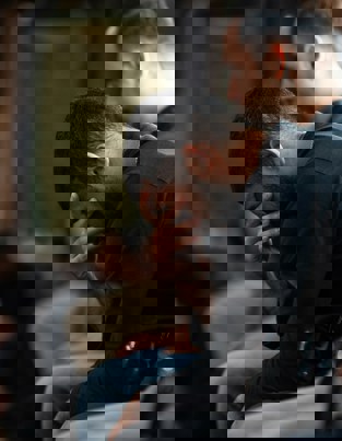 الصداع في رمضان: أسبابه وطرق التغلب عليه رجل ممسك برأسه بسبب الصداع