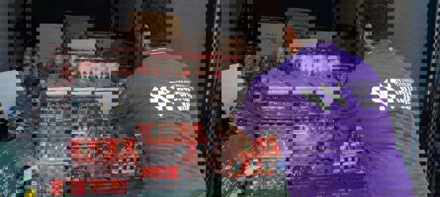 الوقف البريطاني الدولي يوزع طرودًا غذائية لدعم الأسر المحتاجة في إنجلترا